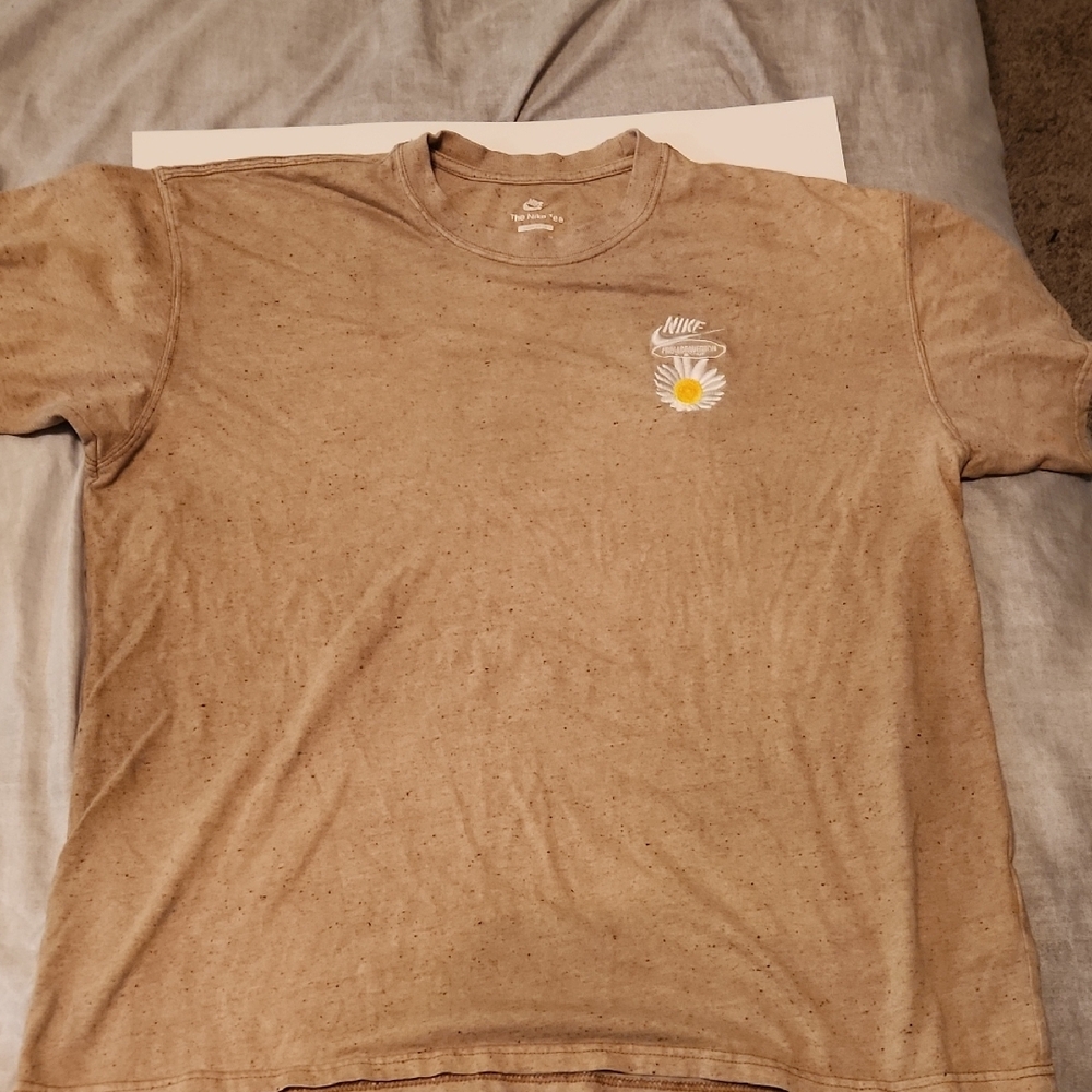 Nike Tan Tee with Daisy Flowe Graphic - Picture 3 of 7